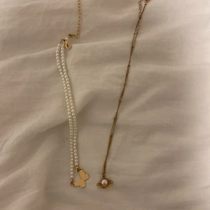 Två halsband från hm, båda för 40kr - Jag använder de inte så ofta men de är nyskick inget slitage, kontakta om du bara vill köpa en så säger jag pris🫶