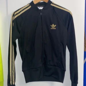 Adidas tröja - Adidas tröja med dragkedja utan luva 