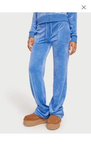 Juicy byxor blå - Jätte fina säljer pga de kommer inte till användning och behöver rensa❤️Kan göra en snabb affär och diskutera pris 🥰 inköpt för 1000 kr