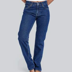 Säljer jeans från Bikbok i storleken W30-L34 så de är för stora för mig. Bilden är tagen från Bikbok hemsida, men skickar gärna bild på produkten vid förfrågan. De är sparsamt använda. Nypris 699kr. Köparen står för frakt. 