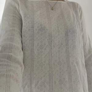 Superfin långärmad tröja med ett gulligt mönster! Säljes då den tyvärr inte kommer till användning längre! 