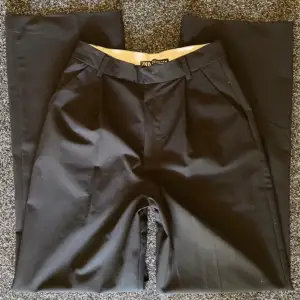 Svarta kostymbyxor från Zara. Använda fåtal gånger, iprincip nyskick. Strl xs