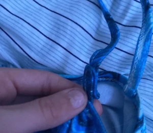 Blå klänning  - Säljer en blå klänning från shein. Den är lite uppsydd i banden men går nog att ta bort. Bra skick!