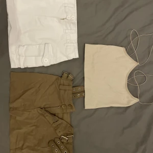 Minikjolar & linne - Den vita cargo minikjolen är S. Den brun/khaki kjolen är Xs. Linnet står det ingen storlek men skulle säga att den är en S! 💜