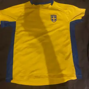 En aldrig använd Sverige tröja 