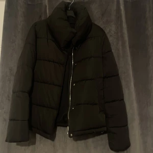 Svart pufferjacka - Från stradivarius. Använd endast två gånger