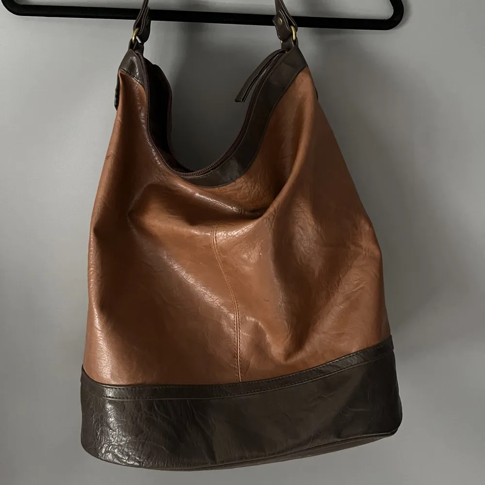 Snygg brun väska i väldigt bra skick. Stor, får plats med mycket i den 🤎🤎. Väskor.