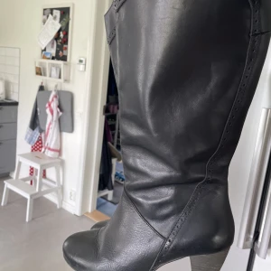 Knähöga stövlar  - Världens finaste och bekvämaste läderstövlar💞 säljer endast pga har för många. Jättefint skick och fina detaljer