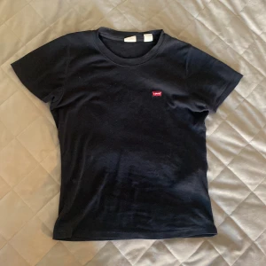 Levis T-shirt  - Den är väldigt stretchig och sitter tajt. 