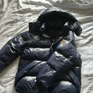 SIKSILK jacka  - Säljer en blå jacka som är använd fåtal gånger, mycket bra skick. Luvan går att ta av med en dragkedja  Storlek M köpte den på hemsidan PAAPI clothing