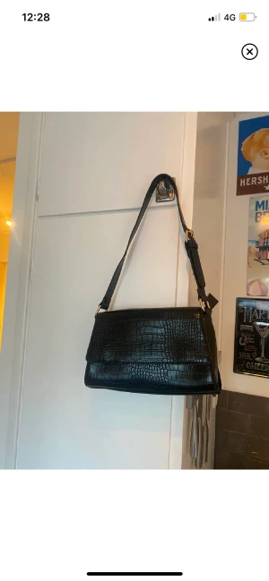 Svart shoulderbag  - Snygg svart shoulderbag med bredare axelband som passar till allt 😍 Håller formen och är i bra material!