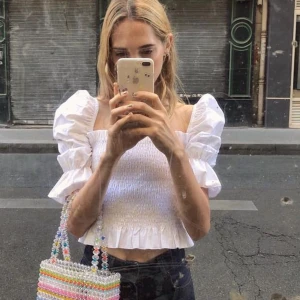 Vit blus - Fin blus! Den har lite svaga gul/ beiga fläckar men de syns ganska lite, inget man lägger märke till när man kollar på den direkt. Därav det låga priset☺️☺️💗