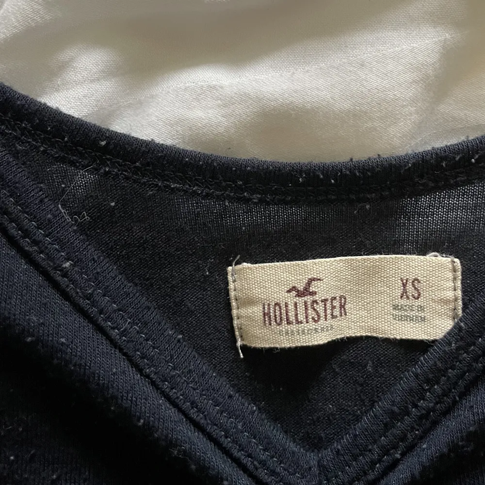Säljer denna superfina tröja från hollister i storlek xs! 💙. Blusar.