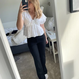 Kostymbyxor från neo noir🙌🏻 - Säljer dessa skitsnygga lågmidjade bootcut kostymbyxorna från neo noir!! De har ingen syn på användning och inga noppror, superbra skick! 