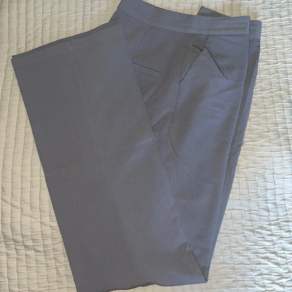 Superfina gråa tunna kostymbyxor från Linn Ahlborgs kollektion med NA-KD. Säljer pga att de blivit för små! Hör av er vid frågor💕. Jeans & Byxor.