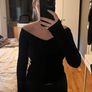 Tröja - Jätte fin off shoulder tröja som är format som ett V 