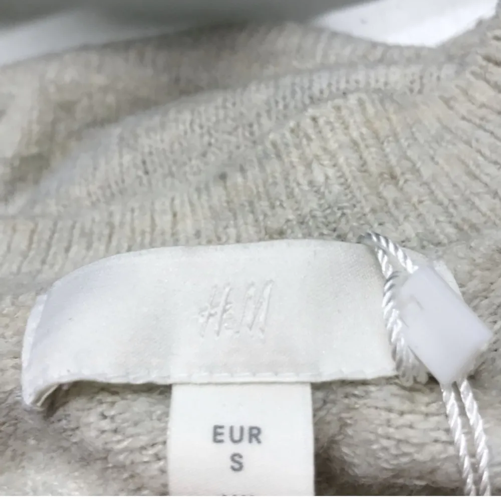 Säljer nu denna beiga stickade tröja från H&M i storlek S. Köpte på sellpy men aldrig använd utan endast tvättad. Skriv för egna bilder eller andra frågor 💓. Stickat.