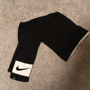 Nike byxor - Ett par bomullsträningsbyxor från nike. Är i storlek S och i en kortare modell i benen. Tryck på vänstra benet