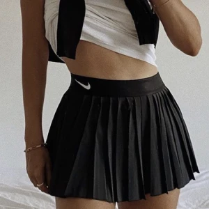 Svart Nike kjol - Säljer min svarta Nike kjol som jag fick i födelsedagspresent eftersom den ej passar mig längre, ny pris ligger ungefär på 749kr 💗 Om ni har frågor är det bara att ställa