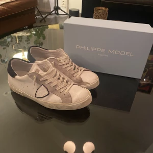 Philippe model - Säljer mina riktigt feta skor från Philippe model. Lite lätt creasade men annars riktigt bra skick (9/10). Nypris ligger på 3600kr. Skriv för mer frågor🙌