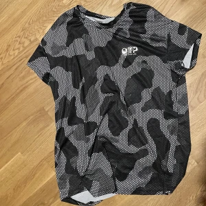 Tränings topp - T-shirt som inte kommer till användning längre🤍
