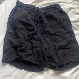 Svarta linne shorts säljes p.g.a för små för mig