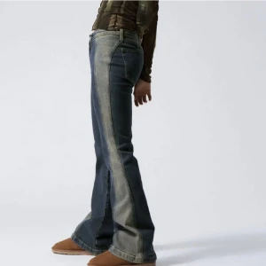 jeans - säljer dessa jeans från weekday, low waist bootcut  bud på 550