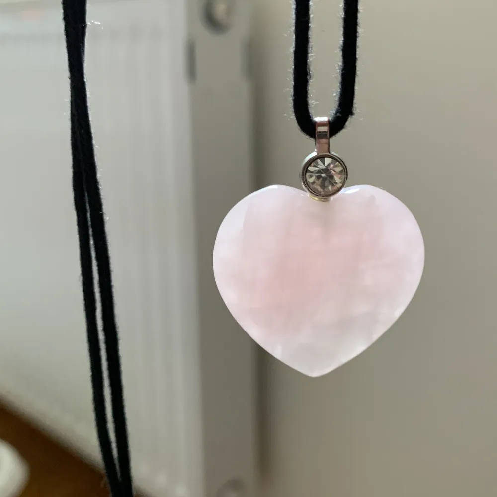 Säljer ett halsband med en hjärtformad kristall. Vet inte om den är äkta . Accessoarer.