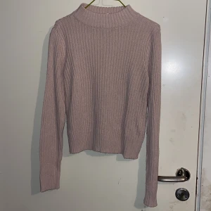 Smutsrosa stickad tröja - Smutsrosa tunnstickad tröja med krage från H&M. Storlek XS men passar även S.