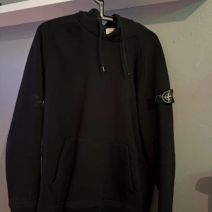 Stone island tröja - En svart stone island tröja med en fläck på armen annars bra skick storlek L men passa M Mitt pris 500 pga fläcken