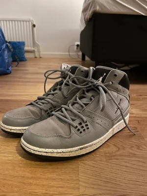 Gråa jordans  - Ett par gråa jordans i strl 44, vet inte vilken modell det är
