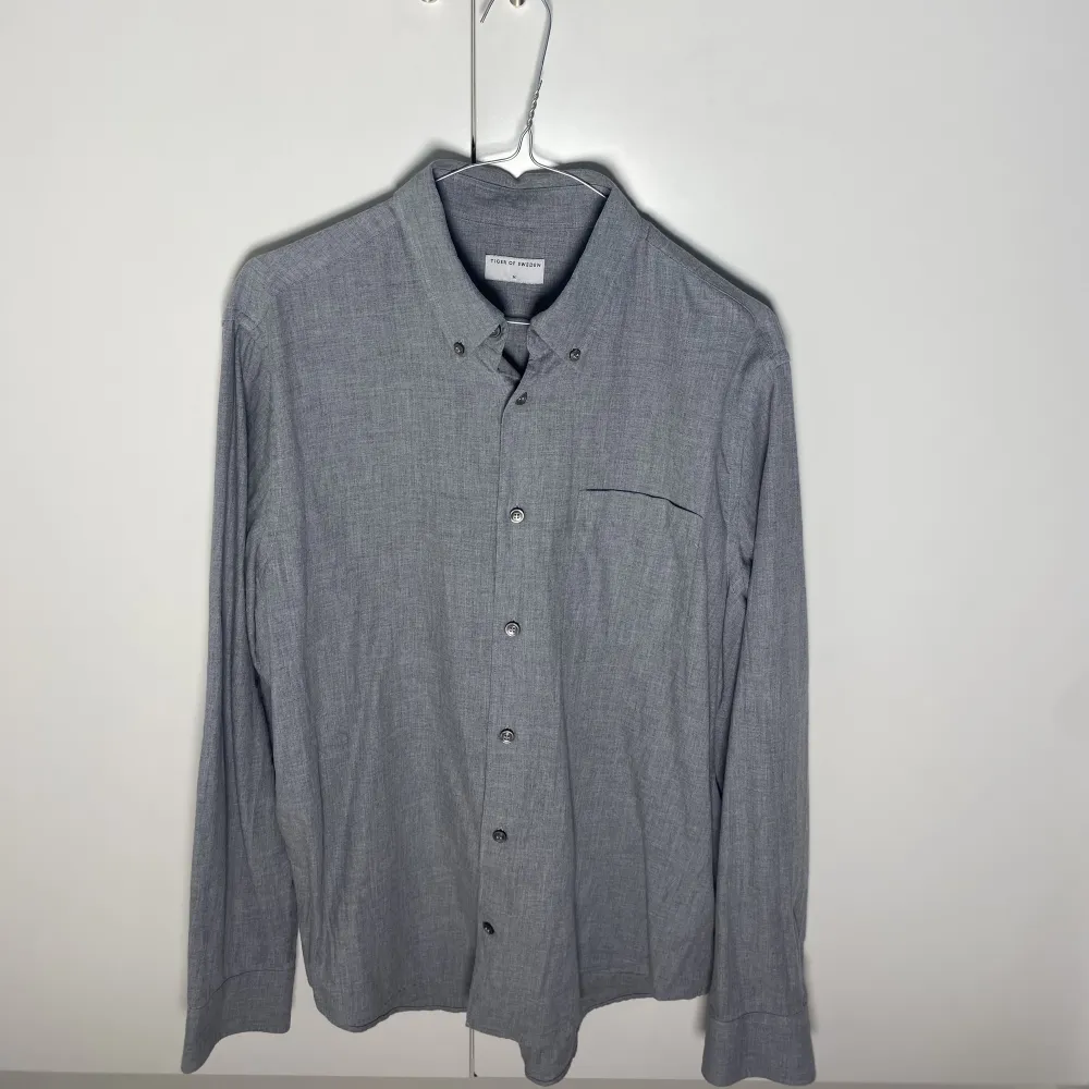 Stilren grå tiger skjorta, säljer pågrund av rensning av garderob. Den är använd Max tre gånger Nypris ca 1100. Skjortor.