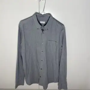 Stilren grå tiger skjorta, säljer pågrund av rensning av garderob. Den är använd Max tre gånger Nypris ca 1100