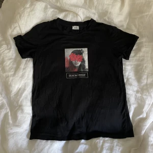 Merch t-shirt - Cool svart t-shirt med tryck på. Köptes i Spanien och har använts flertalet gånger, men inga defekter😎😎🌹🖤