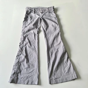 Byxor - Lågmidjade bootcut byxor med tillhörande bälte. Det står storlek 44 men passar definitiv mer en 38-40, kanske 36 då bältet spänner åt. Midjemått:  78 cm, stretchig. Innerbenslängd: 78 cm. Hon på bilden är 167 cm 💕