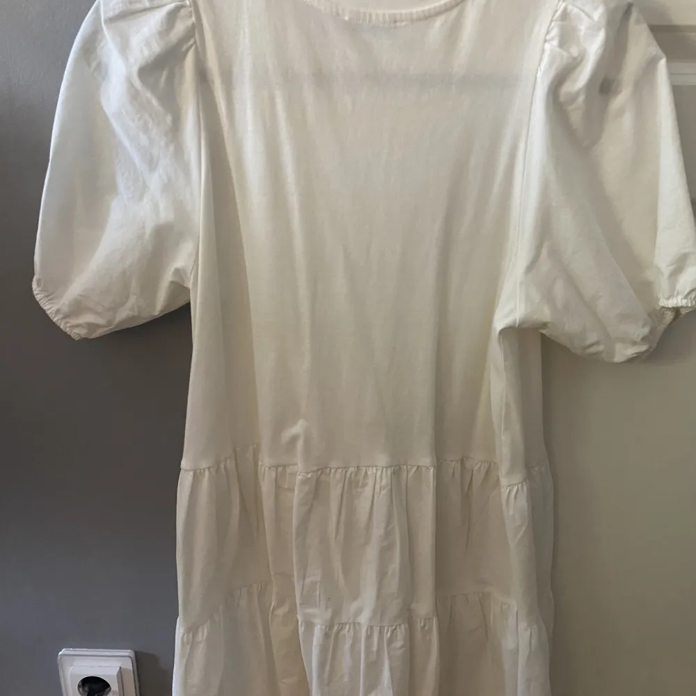 Säljer denna vita klänningen från zara. Använd fåtal gånger men har blivit för liten så de är dags att sälja. Kom gärna med prisförslag💓. Klänningar.