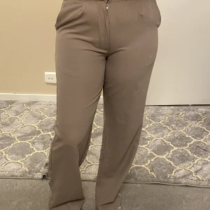 Beige raka kostymbyxor - Assnygga beige kostymbyxor