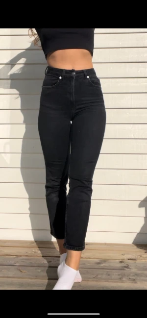 Jeans från Never Denim - Mörkgrå jeans från Never Denim. Mjukt material. Använda ganska flitigt men i fint skick! Säljer pga för korta. S25/L32