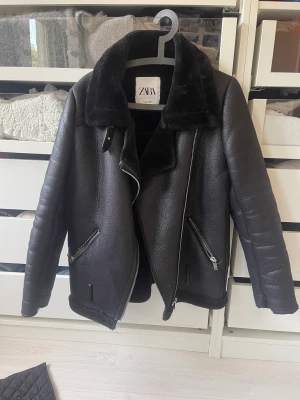 Zara jacka - Jacka från Zara, knappt använd 🤍 Väldigt tjock! Storlek S men ändå väldigt oversized skulle jag säga! 500 kr