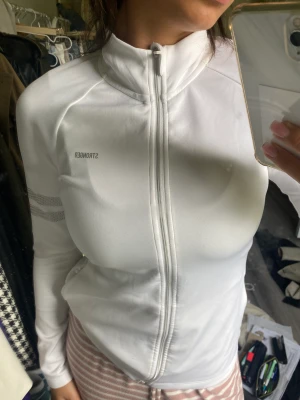 Stronger träningsjacka - Har en liten fläck, har inte testat tvättat bort annars i bra skick 