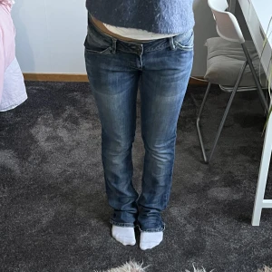 Tommy Hilfiger jeans  - Super snygga blåa Tommy Hilfiger jeans. Tyvärr för långa på mig som är 167cm. Använt endast en gång. Laddar upp annonsen igen pga oseriösa köpare. Köparen står för frakten💕💕