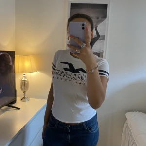 Hollister t-shirt - Vit t-shirt med mörkblåa detaljer