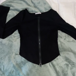 Tröja  - Snabb 50kr den är använd och lite nopprig men fortfarande fin 