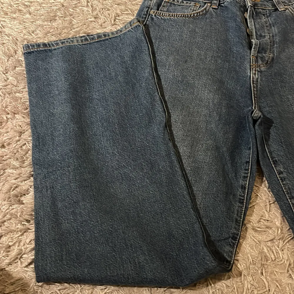 Ett par jättefina jeans från Gina Tricot i ett jättefint skick . Jeans & Byxor.
