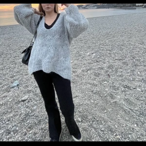 Hm Alpaca Tröja - oversized mysig tröja köpt på h&m förra året. Fler bilder kan skickas vid begäran❤️ Storlek Xs men sitter som en storlek M!