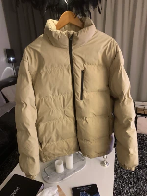 Jacka - Jacka från h&m. Ända negstiva är ett hål på framsidan som är sydd. Annars bra skick.