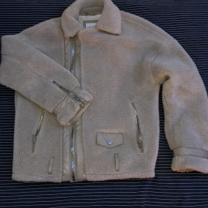 Teddy jacka - Snygg Teddy jacka som är i väldigt bra skick. Saknas bälte dock!