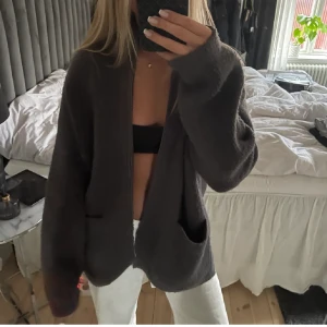  Overshirt från zara - (Fast i brunfärg!!) LÅNADE BILDER. intressekoll på dennna Populära slutsålda cardiganen från zara herravdelning, nypris 699kr. Lägg prisförslag om du är intresserad, pris kan diskuteras.  