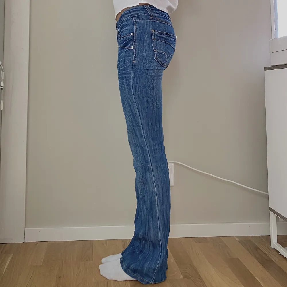 De perfekta lågmidjade jeansen!! Perfekt skick🙌 passar XS eller liten S🩵 superfina detaljer💕💕 sååå drömmiga. Jeans & Byxor.