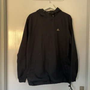 Adidas jacka - Adidas vindjacka i storlek M. I mycket gott skick!